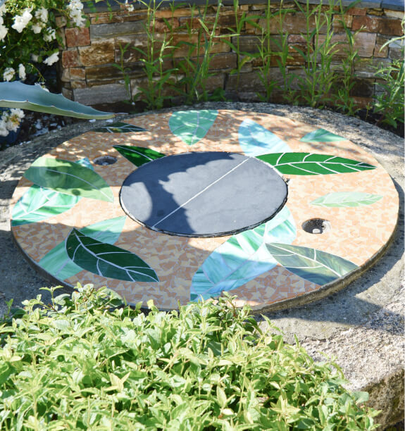 Mosaïques funéraires tombe pompes funèbres tessons extérieurs Marie Connan mosaïste d'Angers