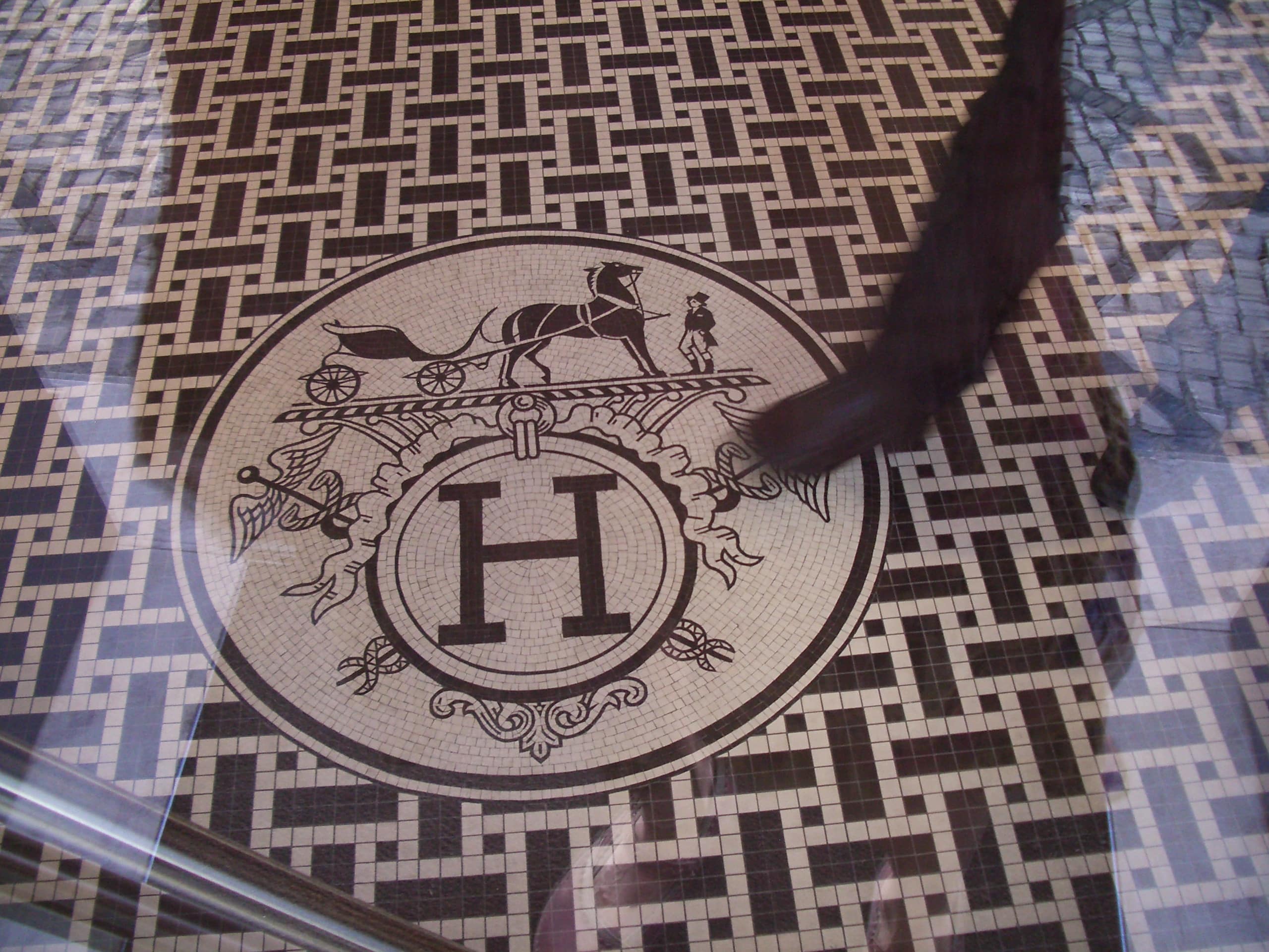 mosaïque sol hermes boutique paris beige marron
